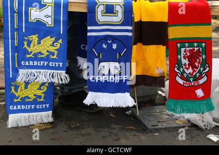 Calcio - Npower Football League Championship - Cardiff City / Swansea City - Cardiff City Stadium. Vista generale delle sciarpe in vendita fuori dal suolo Foto Stock