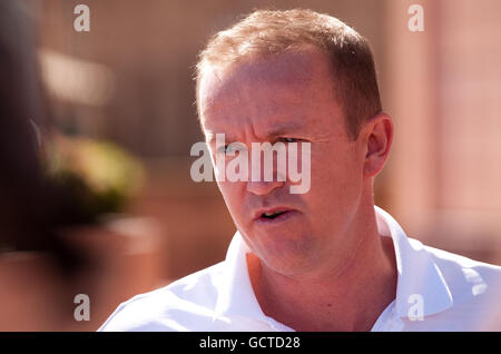 Cricket - Andy Flower Press Conference - Team Hotel - Adelaide. L'Inghilterra ha allenato Andy Flower durante la conferenza stampa presso il team hotel di Adelaide, Australia. Foto Stock