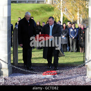 Il presidente dell'Unione Scozzese di rugby Ian Mclauchlan (destra) e il presidente dell'Unione neozelandese di rugby John Sturgeon hanno deposto le corone durante la cerimonia di commemorazione del giorno dell'armistizio a Murrayfield, Edimburgo. Foto Stock