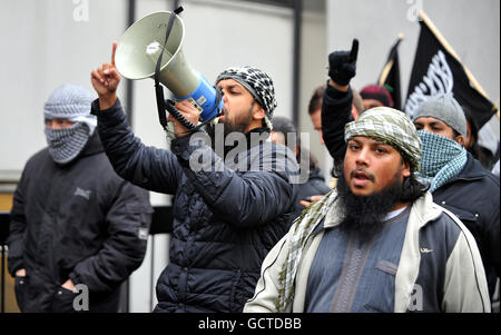 I dimostranti musulmani sono conditi dalla polizia alla stazione della metropolitana di South Kensington a seguito di una protesta dei musulmani contro il giorno della memoria su Exhibition Road a Londra. Foto Stock