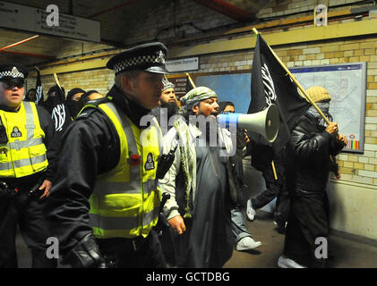 I dimostranti musulmani sono conditi dalla polizia alla stazione della metropolitana di South Kensington a seguito di una protesta dei musulmani contro il giorno della memoria su Exhibition Road a Londra. Foto Stock