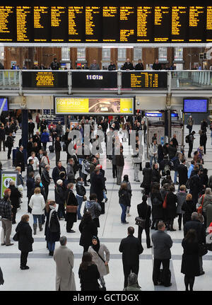 I membri del personale e il pubblico osservano due minuti di silenzio alla stazione di Liverpool Street a Londra, per il giorno dell'Armistice. Foto Stock