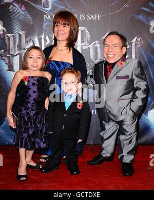 Warwick Davis e la famiglia che arrivano per la prima mondiale di Harry Potter e i doni della morte : prima parte, all'Odeon West End, Leicester Square, Londra. Foto Stock