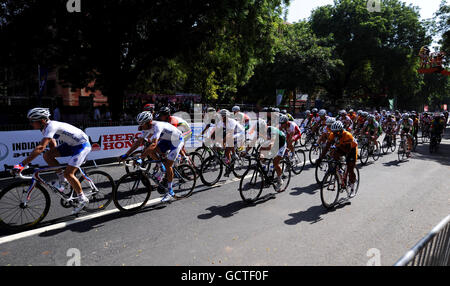 Andrew Fenn (a sinistra) e David Millar (la seconda a sinistra) guidano il pelotone durante la corsa di strada degli uomini di 168 km durante il giorno sette dei Giochi del Commonwealth 2010 a New Dehli, India. Foto Stock