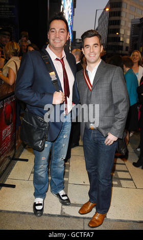 Craig Revel Horwood e il suo ragazzo Grant MacPherson arrivano per la performance di gala dell'Apollo Victoria 80° anniversario, all'Apollo di Londra. Foto Stock