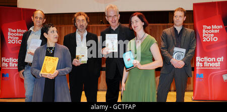 RITRASMISSIONE CHE CORREGGE L'ORTOGRAFIA DI JACOBSON. I sei autori selezionati per il premio letterario Man Booker 2010 si riuniscono questa sera al Royal Festival Hall di Londra. (Da sinistra a destra) Damon Galgut per in a Small Room, Andrea Levy per la canzone lunga, Howard Jacobson per la domanda Finkler, Peter Carey per Parrot e Olivier in America, Emman Donoghue per Room e Tom McCarthy per C. Foto Stock