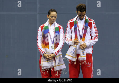 Nathan Robertson (a destra) e Jenny Wallwork in Inghilterra si levano in piedi con le loro medaglie dopo aver perso contro il Kien Koo malese ed EE Chin nella finale doppia mista del badminton concorso durante il giorno undici dei Giochi del Commonwealth 2010 al complesso sportivo di Siri Fort a Nuova Delhi, India. Foto Stock