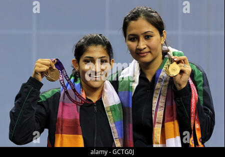 Jwala gutta (a destra) e Ashwini Machimanda celebrano la vittoria dell'oro nella finale doppia delle donne della competizione di badminton durante Day Eleven dei Giochi del Commonwealth 2010 al complesso sportivo di Siri Fort a Nuova Delhi, India. Foto Stock