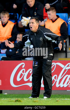 Calcio - npower Football League 2 - Crewe Alexandre / Torquay United - Gresty Road. Paul Buckle, direttore del gruppo Torquay United, si attiva sulla linea di contatto Foto Stock