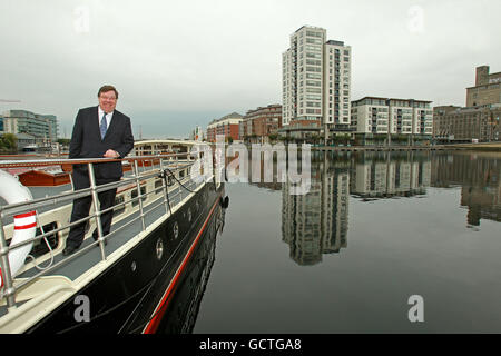 Taoiseach Brian Cowen a bordo di una chiatta presso il Grand Canal Dock, Dublino, per annunciare una spinta di finanziamento da parte del governo per la rete di enti aziendali di contea e città in una mossa per generare centinaia di nuovi posti di lavoro locali. Foto Stock