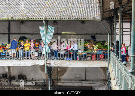 Fruttivendolo della storica Mercado do Bolhao, mercato comunale a Porto, Portogallo. Foto Stock