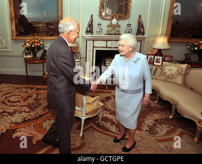 La Regina Elisabetta II della Gran Bretagna stringe le mani con il professor David de Kretser, governatore di Victoria, Australia, ad un pubblico privato a Buckingham Palace, nel centro di Londra. Foto Stock