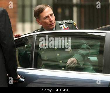 Il generale David Petraeus, comandante delle forze USA e NATO in Afghanistan, lascia 10 Downing Street, nel centro di Londra, dopo un incontro con il primo ministro britannico David Cameron. Foto Stock