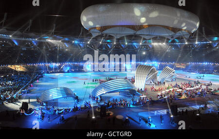 Un modello gonfiabile del mostro di Loch Ness creato dagli artisti Scottich durante la cerimonia di chiusura dei Commonwealth Games del 2010 allo stadio Jawaharlal Nehru di Nuova Delhi, India. Foto Stock