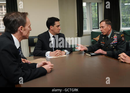 Il leader del lavoro ed Miliband incontra il generale David Petraeus, comandante delle forze americane e della NATO in Afghanistan, nel suo ufficio a Westminster insieme ai ministri ombra degli Esteri e della Difesa Yvette Cooper (non nella foto) e Jim Murphy (a sinistra). Foto Stock