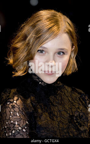 Chloe Grace Moretz arriva alla prima di Let Me in al cinema Vue di Londra. Foto Stock