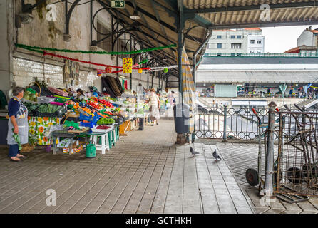 Fruttivendolo della storica Mercado do Bolhao, mercato comunale a Porto, Portogallo. Foto Stock