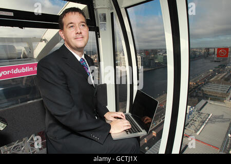 Paul Gogarty Green Party TD lancia la campagna informativa mayor4dublin.ie nella Big Wheel, Point Village, East Wall, Dublino. Foto Stock