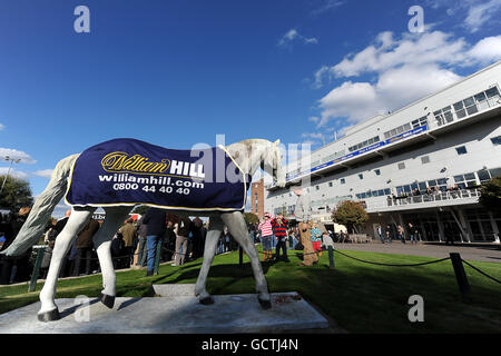 Corse ippiche - Williamhill.com giorni - Kempton Park. La statua Desert Orchid in dispay accanto all'anello di sfilata al Kempton Park Racecourse Foto Stock