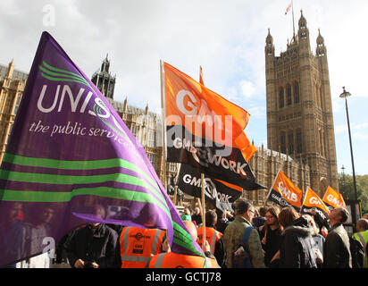 I membri del sindacato partecipano al raduno 'Don't Break Britain' fuori dalle Camere del Parlamento a Westminster, Londra. Foto Stock