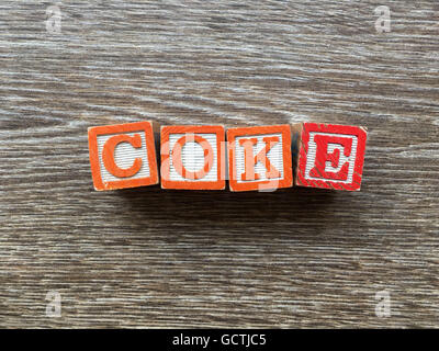 COKE parola scritta con il blocchetto di legno lettera dei giocattoli Foto Stock
