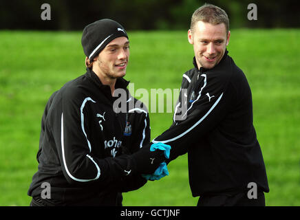 RITRASMISSIONE. I compagni di squadra Newcastle United Andrew Carroll (a sinistra) e Kevin Nolan durante la sessione di allenamento al Longbenton Training Ground, Newcastle. Foto Stock