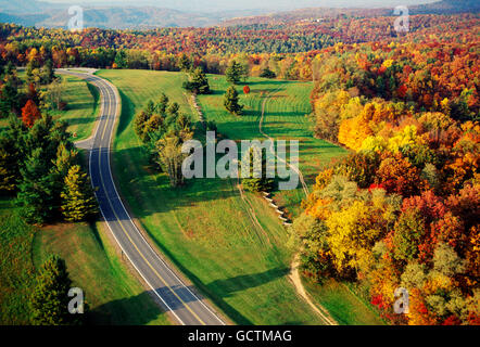 Vista aerea di strada e caduta delle foglie; Pipestem Resort parco dello Stato; West Virginia; USA Foto Stock