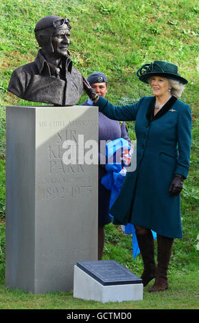 La Duchessa di Cornovaglia svela un busto del Parco di Sir Keith durante una visita al Memoriale Nazionale dei pochi a Capel-le-Ferne in Kent. Foto Stock
