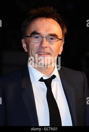 Danny Boyle arriva per la prima europea di 127 ore che segna la fine della 54esima edizione del BFI London Film Festival all'Odeon, Leicester Square, Londra. Foto Stock