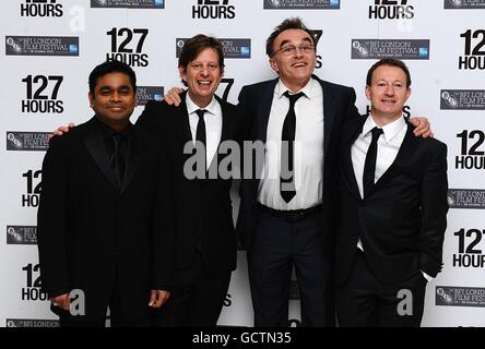 (L-R) AR Rahman, Christian Colson, Danny Boyle e Simon Beaufoy arrivano per la prima europea di 127 ore che segna la fine della 54esima edizione del BFI London Film Festival all'Odeon, Leicester Square, Londra. Foto Stock