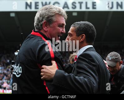 Il manager di Sunderland Steve Bruce (a sinistra) e il manager di Newcastle United Chris Hughton (a destra) si salutano prima del lancio Foto Stock