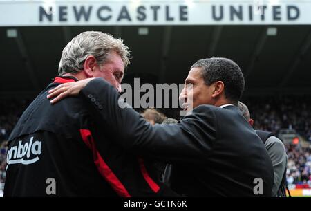 Il manager di Sunderland Steve Bruce (a sinistra) e il manager di Newcastle United Chris Hughton (a destra) si salutano prima del lancio Foto Stock