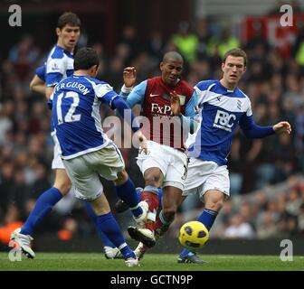 Ashley Young (centro) di Aston Villa affronta Barry Ferguson di Birmingham (A sinistra) e Craig Gardner (a destra) per la palla Foto Stock