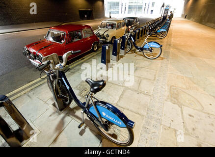 Tre mini coopers originali degli anni '60, utilizzati da Paramount Pictures per promuovere il film del 1969 The Italian Job, che sarà in mostra al Museo di Londra da oggi fino a novembre 14. Foto Stock