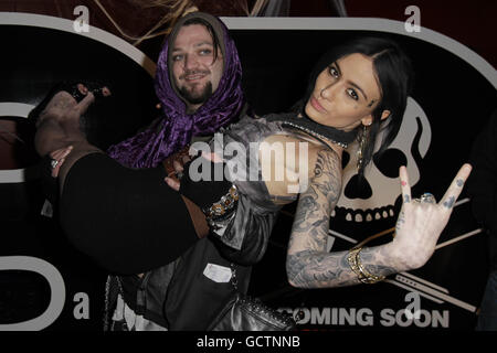 BAM Margera e la fidanzata Bianca Garozzo arrivano per la prima irlandese di Jackass 3D al Cineworld di Dublino. Foto Stock