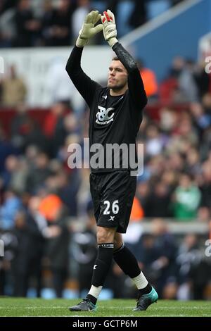 Calcio - Barclays Premier League - Aston Villa / Birmingham City - Villa Park. Il portiere della città di Birmingham ben Foster applaude i fan in viaggio dopo il fischio finale Foto Stock