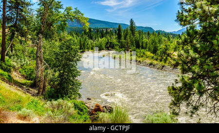 Ponte di travatura reticolare su Nicola fiume che scorre lungo la Highway 8 dalla città di Merritt al fiume Fraser in British Columbia, Canada Foto Stock