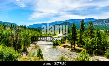 Ponte di travatura reticolare su Nicola fiume che scorre lungo la Highway 8 dalla città di Merritt al fiume Fraser in British Columbia, Canada Foto Stock