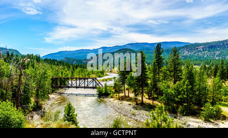 Ponte di travatura reticolare su Nicola fiume che scorre lungo la Highway 8 dalla città di Merritt al fiume Fraser in British Columbia, Canada Foto Stock