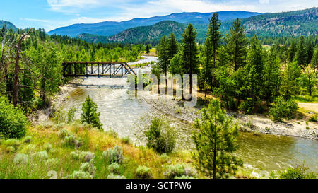 Ponte di travatura reticolare su Nicola fiume che scorre lungo la Highway 8 dalla città di Merritt al fiume Fraser in British Columbia, Canada Foto Stock