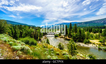 Ponte di travatura reticolare su Nicola fiume che scorre lungo la Highway 8 dalla città di Merritt al fiume Fraser in British Columbia, Canada Foto Stock