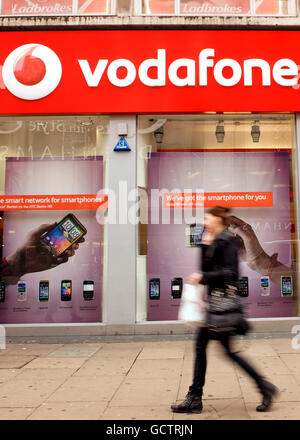 Nuova segnaletica Vodafone. Una vista generale del negozio vodafone su Oxford Street, Londra Foto Stock