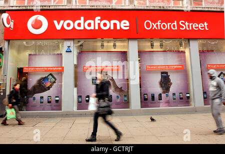 Una vista generale del negozio vodafone su Oxford Street, Londra Foto Stock