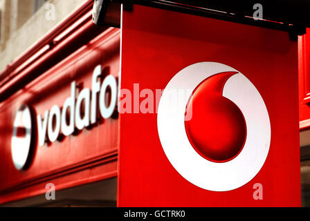 Nuova segnaletica Vodafone. Una vista generale del negozio vodafone su Oxford Street, Londra Foto Stock