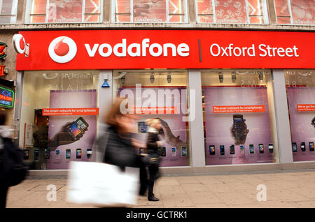 Una vista generale del negozio vodafone su Oxford Street, Londra Foto Stock