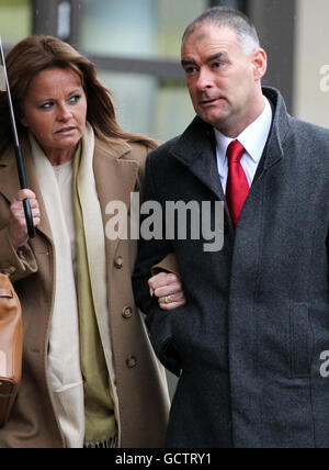 Tommy e Gail Sheridan arrivano alla High Court di Glasgow, dove sono sotto processo accusati di aver mentito sotto giuramento durante la riuscita azione di diffamazione del signor Sheridan contro il giornale News of the World del 2006. Foto Stock