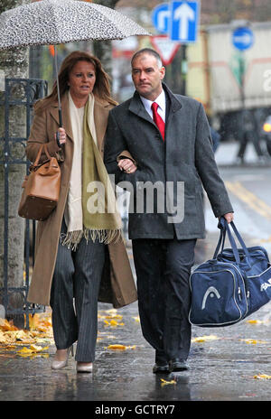 Tommy e Gail Sheridan arrivano alla High Court di Glasgow, dove sono sotto processo accusati di aver mentito sotto giuramento durante la riuscita azione di diffamazione del signor Sheridan contro il giornale News of the World del 2006. Foto Stock