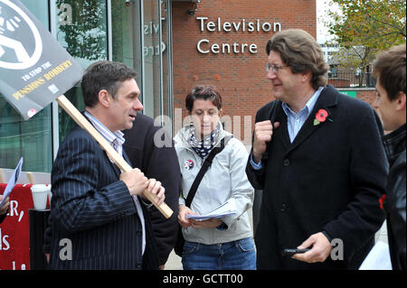 Paul Mason, Economics Editor for Newsnight, (a sinistra) affronta il vice direttore generale Mark Byford (a destra) sulla linea del picket fuori dal BBC Television Center, Londra. Foto Stock