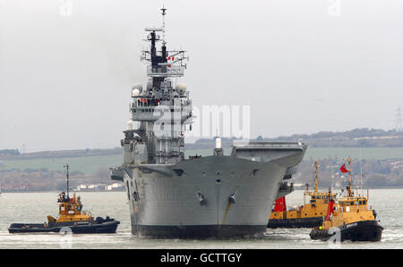 L'ammiraglia della Royal Navy HMS Ark Royal lascia Portsmouth per l'ultima volta prima di essere smantellato. Sta navigando in Scozia dove sarà spogliata delle sue munizioni prima di ritornare al suo porto di casa volando il suo pennant pagante il 3 dicembre. Foto Stock