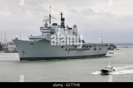 L'ammiraglia della Royal Navy HMS Ark Royal lascia Portsmouth per l'ultima volta prima di essere smantellato. Sta navigando in Scozia dove sarà spogliata delle sue munizioni prima di ritornare al suo porto di casa volando il suo pennant pagante il 3 dicembre. Foto Stock